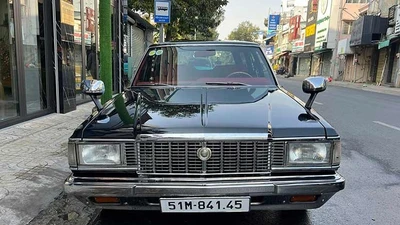 Đặng Lê Nguyên Vũ cầm lái Toyota Crown Wagon máy dầu Turbo xuống phố 