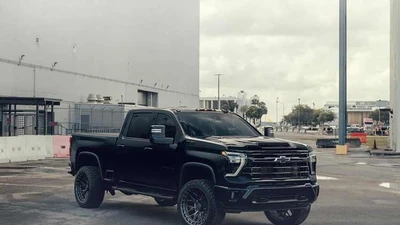 Chevrolet Silverado 2500HD Z71 phong cách "hiệp sĩ bóng đêm" với mâm Vossen