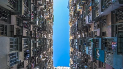 Bên trong khu chung cư nghèo cũ hút hồn du khách