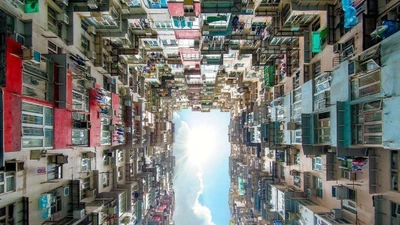 Bên trong khu chung cư nghèo cũ hút hồn du khách