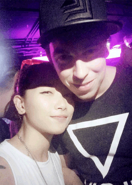 Hồi cuối tháng 9, DJ số 1 thế giới Hardwell có một đêm biểu diễn duy nhất ở TP HCM và Nguyễn Thu Hiền, nickname Anna Miu là cô gái trẻ đã vô cùng may mắn khi được ghé đầu vào vai chàng DJ này và chụp một tấm hình kỷ niệm trong quán bar.