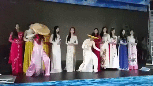 12 cô gái trẻ giãy giụa, xõa lắc điên đảo trong trang phục áo dài tạo hình ảnh phản cảm. 12 cô gái trẻ giãy giụa, xõa lắc điên đảo trong trang phục áo dài tạo hình ảnh phản cảm.