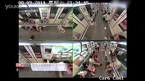 Trong vài giây ngắn ngủi, hành khách trên trên tàu bỏ hết, bỏ mặc người đàn ông bất tỉnh lại một mình. Trong vài giây ngắn ngủi, hành khách trên trên tàu bỏ hết, bỏ mặc người đàn ông bất tỉnh lại một mình.