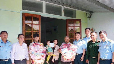 Khen thưởng học sinh, người dân trong vụ máy bay Yak-130 rơi tại Đắk Lắk