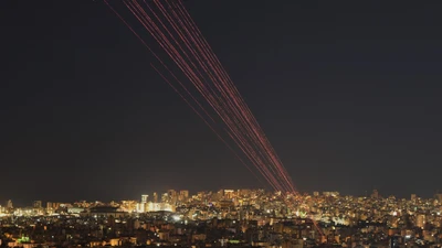 Các vệt sáng của tên lửa đánh chặn từ hệ thống phòng không Iron Dome xuất hiện trên bầu trời khi lực lượng Israel Defense Forces đánh chặn rocket được phóng từ Gaza Strip hướng về phía lãnh thổ Israel, trong bối cảnh xung đột giữa Israel và lực lượng Hamas.