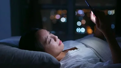 Dùng điện thoại trước khi ngủ có hại?