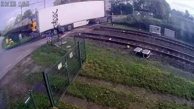 Kinh hãi khoảnh khắc tàu cao tốc chở 400 hành khách đâm xe tải