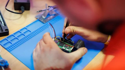 Sản xuất quốc phòng Ukraine gặp khó vì chảy máu chất xám