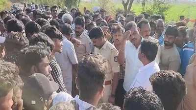 Ngã khỏi xe buýt trường học, bé trai 4 tuổi tử vong