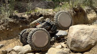 Hệ thống cơ động không người lái lấy bánh xe làm trung tâm của AZAK tích hợp động cơ, pin và điện tử điều khiển ngay trong từng bánh, cho phép tạo ra các nền tảng không cần khung gầm, mô-men xoắn lớn, trọng tâm thấp, lắp ráp nhanh và khả năng cơ động địa hình mạnh, phục vụ nhiệm vụ hậu cần, cứu thương - tải thương và các sứ mệnh mặt đất tự động (Nguồn ảnh: AZAK).