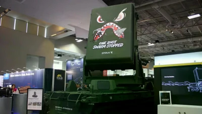 Hệ thống chống UAV bằng robot tự hành Leonidas, kết hợp công nghệ vi sóng công suất cao Leonidas của Epirus với phương tiện bánh xích không người lái TRX của General Dynamics Land Systems, được trưng bày tại AUSA 2025 (Nguồn ảnh: Army Recognition).