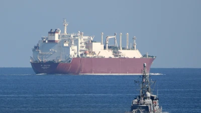 Hình ảnh tàu chiến Mỹ tuần tra tại eo biển Hormuz, tuyến vận tải dầu chiến lược của thế giới