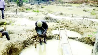 Nhóm vũ trang xông vào khu mỏ, sát hại nhiều người