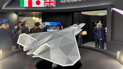 Chiến đấu cơ GCAP của Nhật Bản kết hợp khả năng tàng hình cao, hợp nhất cảm biến mạnh mẽ và tác chiến điện tử tiên tiến với đội hình người – máy bay không người lái (manned-unmanned teaming), cho phép nó điều khiển các máy bay chiến đấu không người lái, sử dụng đa dạng vũ khí của đồng minh và giành ưu thế trên không trong các môi trường chiến đấu cạnh tranh cao ở khu vực Ấn Độ – Thái Bình Dương (Nguồn ảnh: Army Recognition Group)