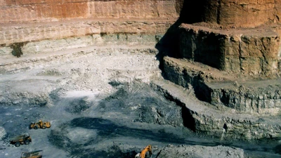 1000 tấn Urani xuyên châu Phi đến Nga khiến Pháp nóng mặt 