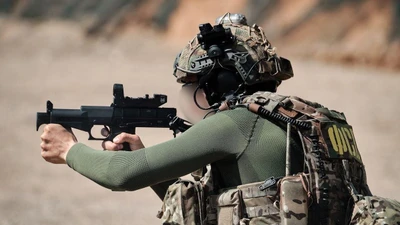 Tiểu liên SR-2M cỡ 9 mm phiên bản hiện đại hóa, trang bị báng kim loại gập và cơ cấu khóa cải tiến, sử dụng đạn xuyên mạnh 9×21 mm với hộp tiếp đạn 20 hoặc 30 viên, phù hợp cho tác chiến tầm gần gọn nhẹ trong phạm vi tới 200 m; được tối ưu cho triển khai nhanh trên phương tiện, chiến đấu đô thị và nhiệm vụ bảo vệ, hộ tống. (Nguồn ảnh: Kalashnikov Group)