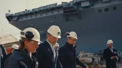 Bộ trưởng Bộ Quốc phòng Mỹ Pete Hegseth thăm xưởng đóng tàu HII Newport News Shipbuilding ngày 6/1/2025, nơi Bộ Quốc phòng Mỹ công bố việc đẩy nhanh tiến độ đóng mới và bàn giao tàu sân bay lớp Ford USS John F. Kennedy (CVN-79). (Nguồn ảnh: Bộ Quốc phòng Mỹ)