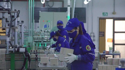 Sôi nổi khí thế lao động, sản xuất bên trong Nhà máy Z121