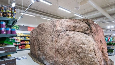 Lạ lùng hòn đá khổng lồ nằm giữa siêu thị