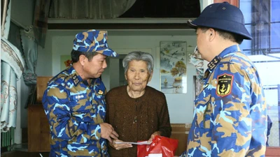 Quân chủng Hải quân tổ chức hỗ trợ, tặng quà Nhân dân bị ảnh hưởng mưa lũ