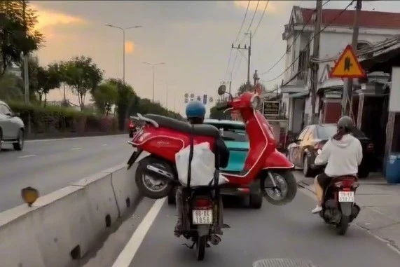 Hành vi chở xe máy không an toàn trên đường Phan Văn Khải thu hút sự chú ý