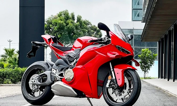 Siêu môtô Ducati Panigale V4 mới về Việt Nam, giá từ 989 triệu đồng