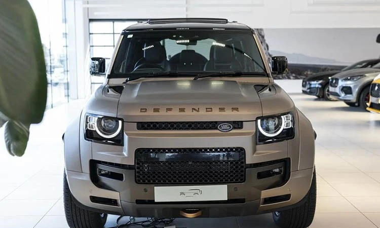 Land Rover Defender OCTA từ 17,9 tỷ đồng đầu tiên lộ diện tại Việt Nam 