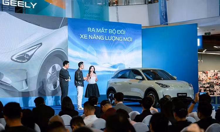 Geely ra mắt xe điện đô thị EX2 và mẫu PHEV EX5 EM-i tại Việt Nam