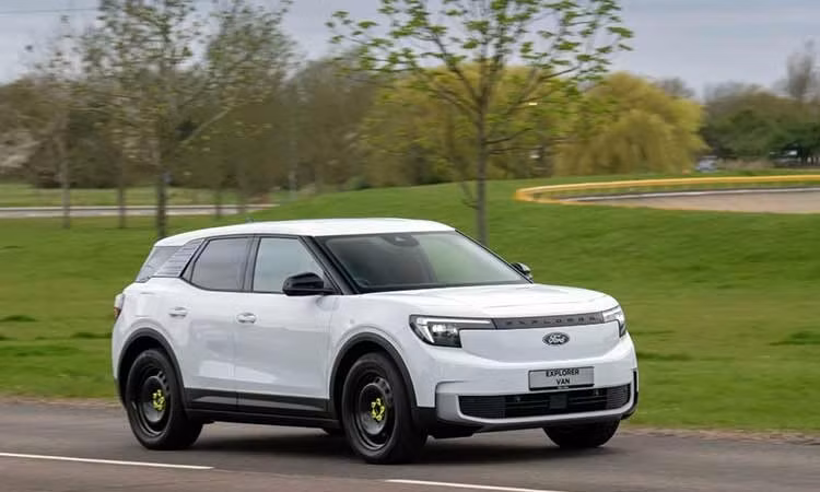 Ford hô biến Explorer EV thành xe van, phong cách "cảnh sát chìm"