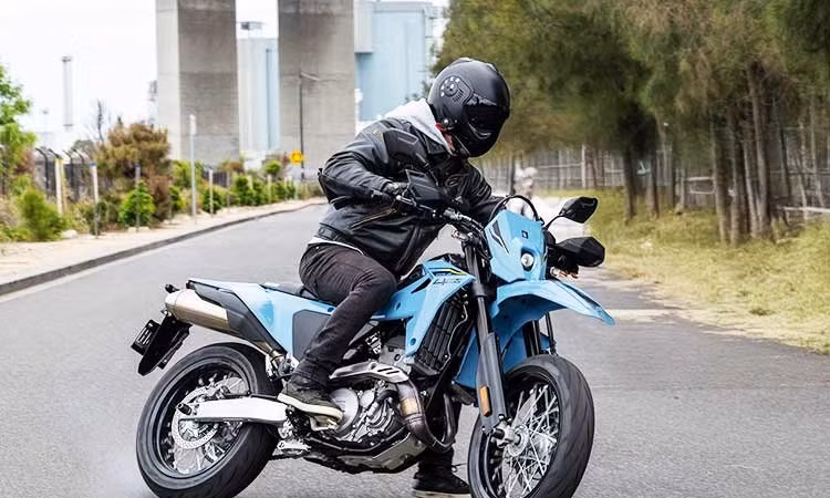 Mục sở thị Suzuki DR-Z4SM 2026 - cào cào đường phố gần 200 triệu đồng