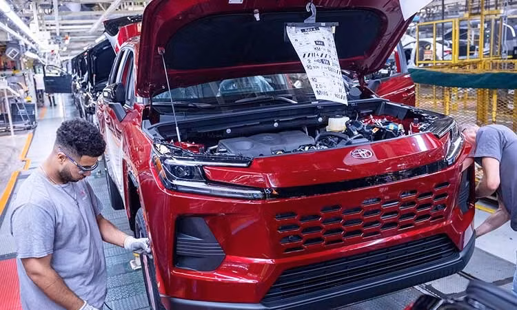 Toyota RAV4 "cháy hàng", mở rộng sản xuất vẫn không đủ xe để bán