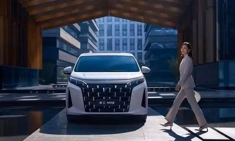 Tận thấy BYD M9 đẹp như Toyota Alphard hạng sang, chỉ 661 triệu đồng