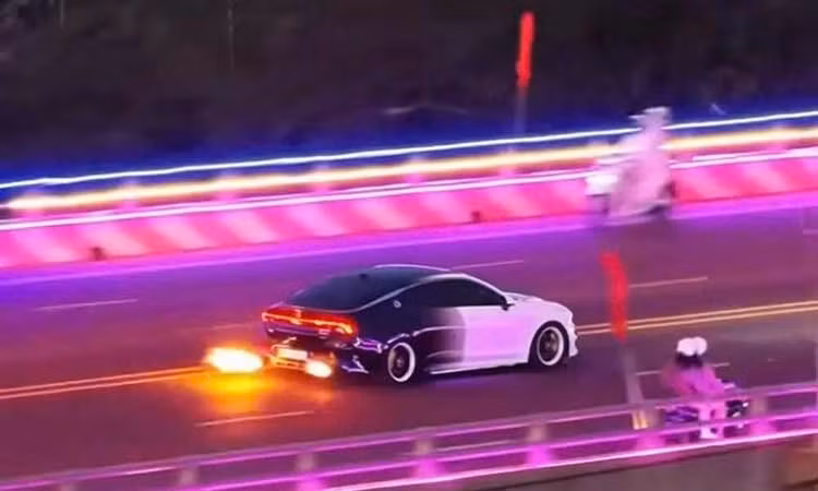 Kia K5 "khạc lửa" tại Đắk Lắk - tài xế bị phạt tới 77 triệu đồng