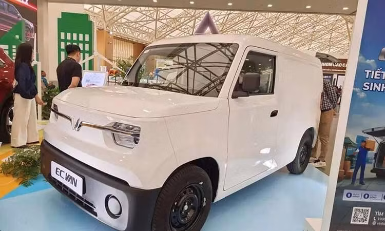 Tận mục xe điện chở hàng VinFast EC Van cửa lùa, chỉ 325 triệu đồng
