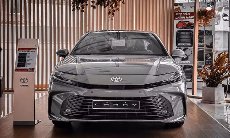 Toyota Camry HEV giảm tới 140 triệu đồng, giá bán ra từ 1,32 tỷ đồng