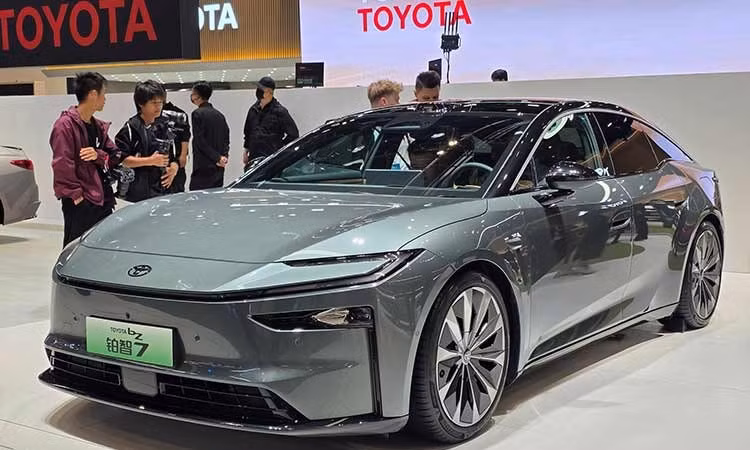 Ra mắt Toyota bZ7 2026 - sedan điện lớn hơn Camry, chỉ từ 650 triệu đồng