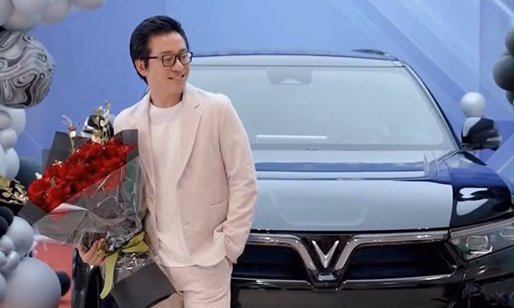 Tuấn Hưng bất ngờ chi tiền tỷ tậu thêm xe điện VinFast VF9 thứ 2