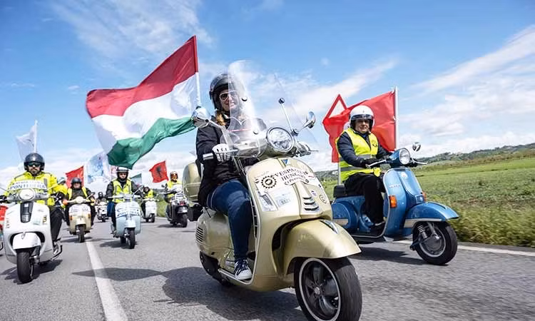 Hơn 25.000 xe máy Vespa từ 67 quốc gia đổ về thành Rome, Ý