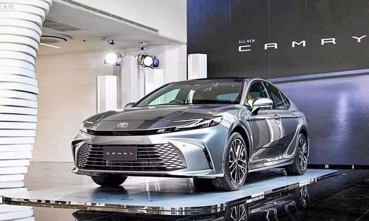 Toyota Camry tại Việt Nam cắt bản máy xăng, khởi điểm lên 1,46 tỷ đồng