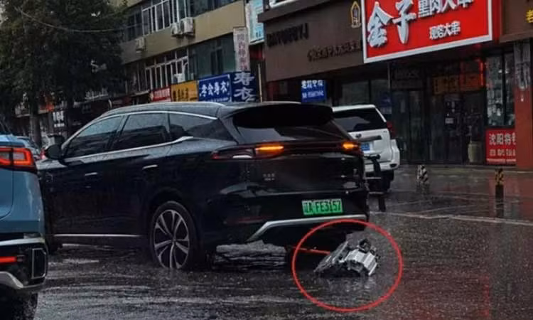 BYD Tang rơi cụm mô tơ điện giữa đường, hãng xe Trung Quốc nói gì?