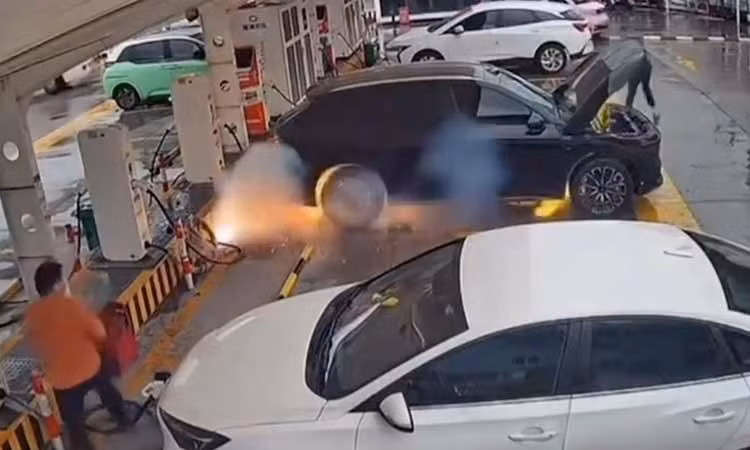 Zeekr 7x chạy điện bất ngờ bốc cháy, hãng tức tốc đưa ra cảnh báo