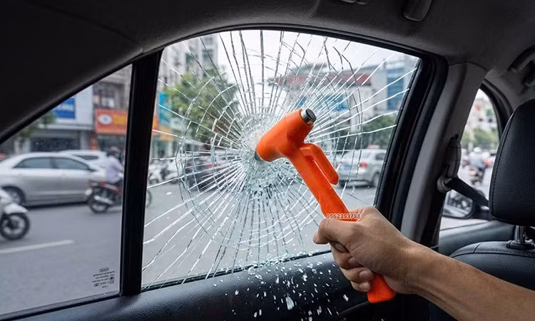 Đề xuất từ chối đăng kiểm với xe thiếu búa phá kính, lắp sai biển số