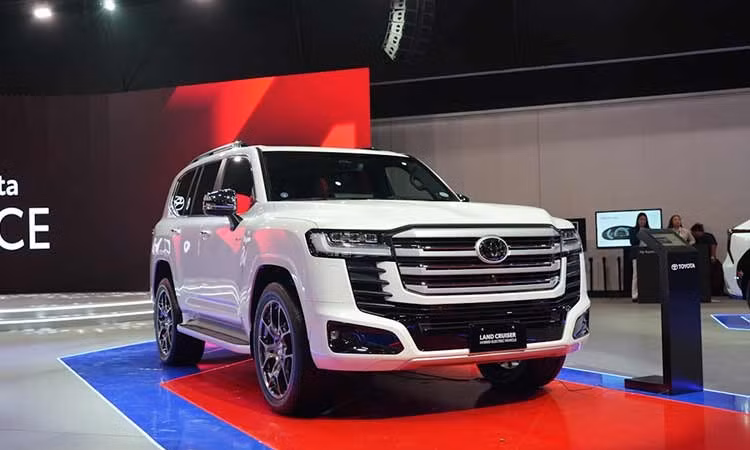 Mục sở thị Toyota Land Cruiser Hybrid giá hơn 2,9 tỷ đồng, sắp về Việt Nam