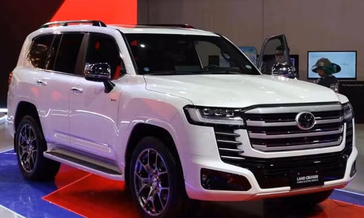Toyota Land Cruiser HEV giá gần 3 tỷ đồng tại Philippines, sắp về Việt Nam