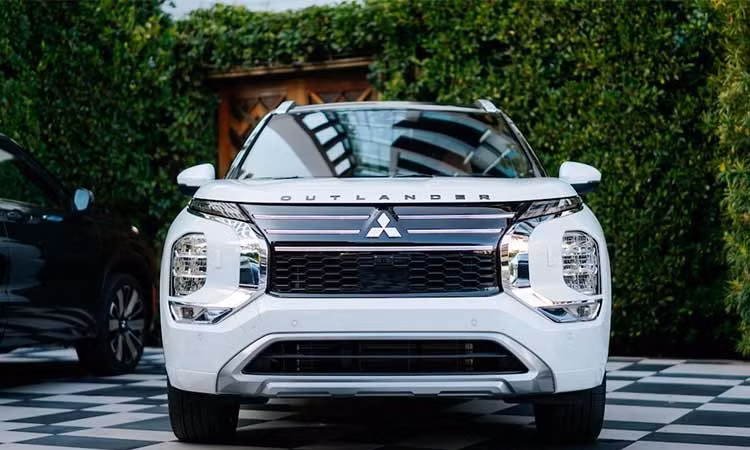 Ra mắt Mitsubishi Outlander 2026 từ 29.995 USD, động cơ hybrid nâng cấp