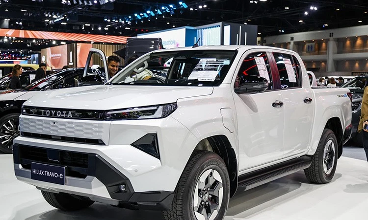 Toyota Hilux chạy điện ra mắt Thái Lan, giá 1,2 tỷ đồng - chạy 240km/sạc