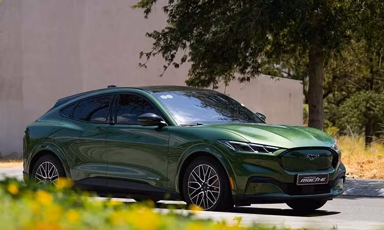 Ford Mustang Mach-E tại Việt Nam giảm 900 triệu, thêm hệ sinh thái