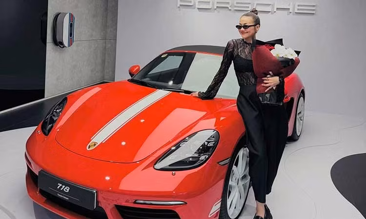 Ngắm Porsche 718 Boxster không dưới 5 tỷ đồng của siêu mẫu Thanh Hằng