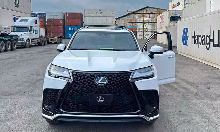 Lexus LX 700h hạng sang đầu tiên cập cảng Việt Nam, chờ đại gia sở hữu