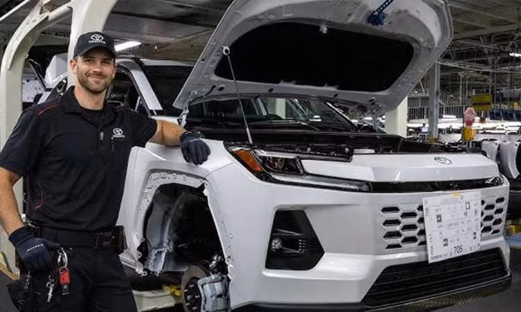 Vì sao Toyota RAV4 bị cắt giảm sản lượng dù bán "đắt như tôm tươi"?
